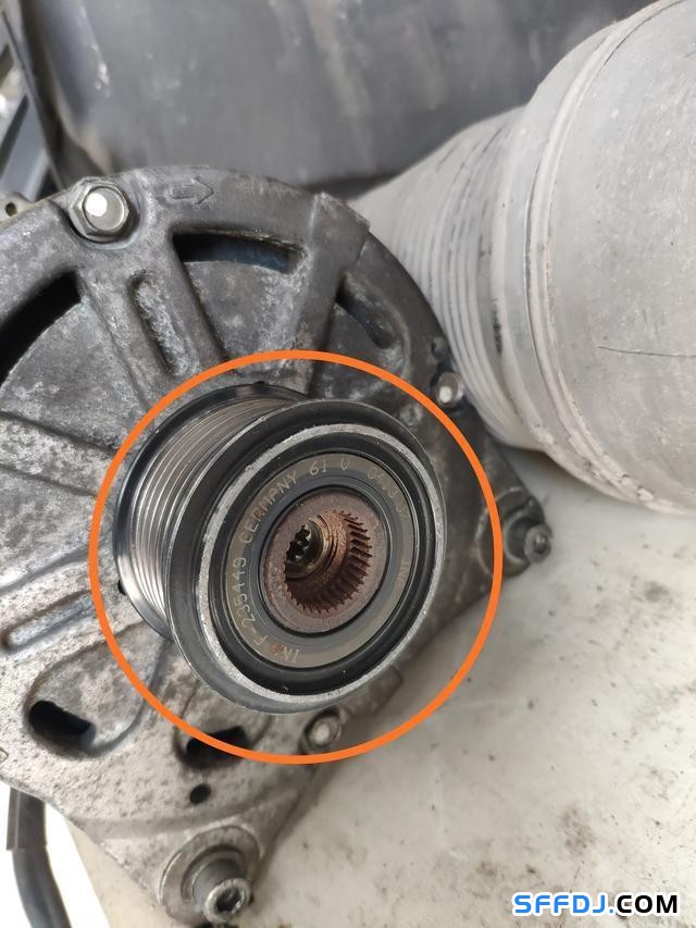 30萬公里的大眾輝騰發(fā)電機損壞，維修師傅：拆到懷疑人生