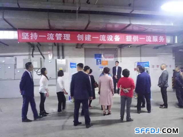 花果園物業(yè)開展"設備機房開放日"活動： 業(yè)主走進"機房重地"